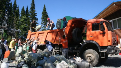 Иностранцы приняли участие в уборке мусора в Шерегеше