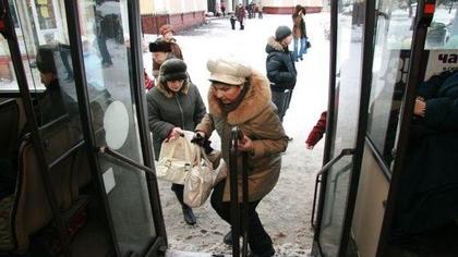 В Вологде 55-летняя женщина вылетела из автобуса на полном ходу