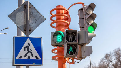 Кемеровчане заметили опасный неисправный светофор в центре города