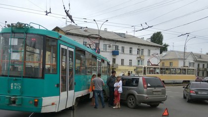 В центре Кемерова столкнулись иномарка и трамвай: образовалась пробка