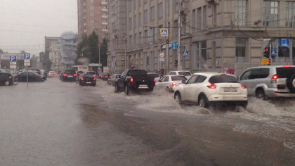 В Новосибирске сильный ливень затопил центральные улицы