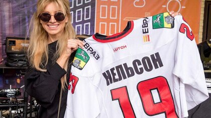 Солистка Reflex получила в подарок свитер от новокузнецких хоккеистов