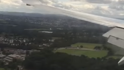 Пассажир снял на видео пугающую посадку самолета в британском аэропорту