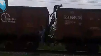 Подростки прокатились верхом на товарном поезде в Новокузнецке