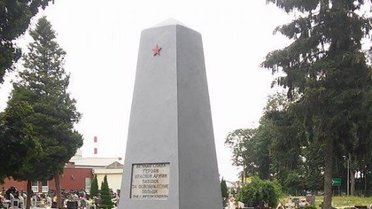 Волонтеры восстановили спиленную на советском мемориале в Польше звезду