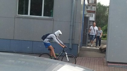 Кемеровчан поразила необычная экипировка велосипедиста