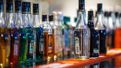 Сожители-рецидивисты из Кузбасса продавали нелегальный алкоголь