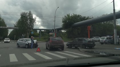 Вылетевшая на тротуар после ДТП Lada сшибла дорожный знак в Кемерове