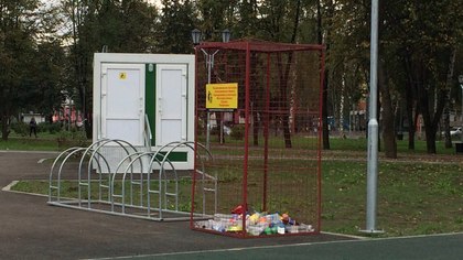 Кузбассовцы возмущены открытыми мусорками на детской площадке