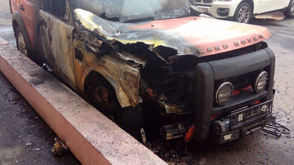 Стало известно, кому принадлежал сгоревший во дворе Кемерова редкий Land Rover Discovery