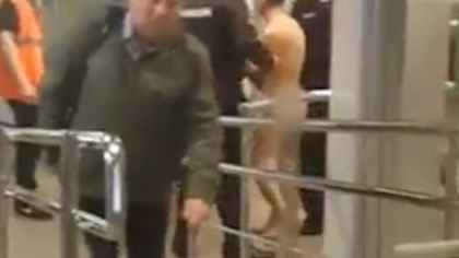 В Петербурге заметили разгуливающего по метро голого мужчину