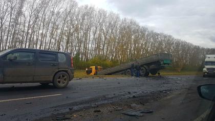 Страшное ДТП с участием КамАЗа и иномарки произошло на кузбасской трассе
