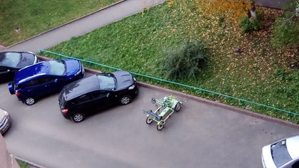 Припаркованный веломобиль нашли во дворе в центре Кемерова