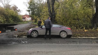 Иномарка упала в кювет напротив военкомата в Кемерове