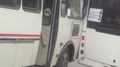 Маршрутка столкнулась с автобусом возле ТЦ в Кемерове