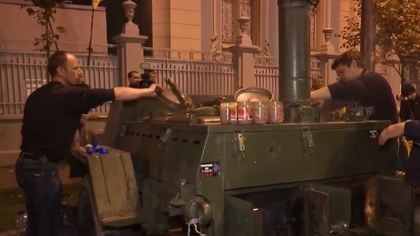 Участники акции протеста в центре Киева развернули полевую кухню и установили первую баррикаду