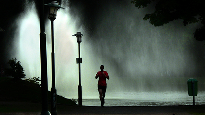 Голый мужчина пробежал под дождем по центру Кирова