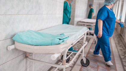 СМИ сообщили о госпитализации актера Шувалова после операции в Москве