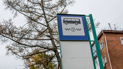 Автомобилист уничтожил автобусную остановку в Новокузнецке