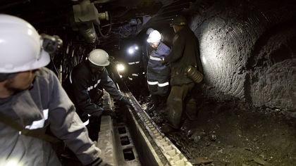 Операция по спасению горняков в кузбасской шахте продлится всю ночь