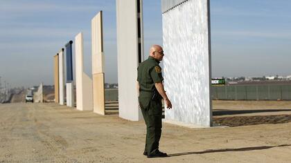 Власти США показали макеты стены на границе с Мексикой