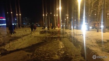 Из-за аварии на водопроводе ограничено движение на двух крупных улицах Кемерова