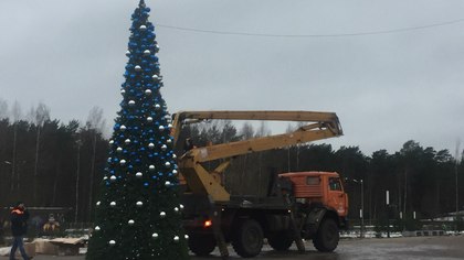 Новогодняя елка в городе Сосновый бор осталась без игрушек: их украли местные жители