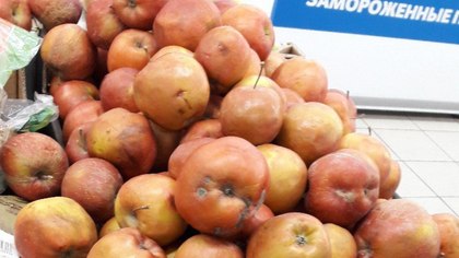 Кузбассовцы обнаружили в магазине неприятные яблоки
