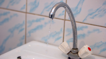 Бедствующих жителей Киселевска заставляли платить за бесплатную воду