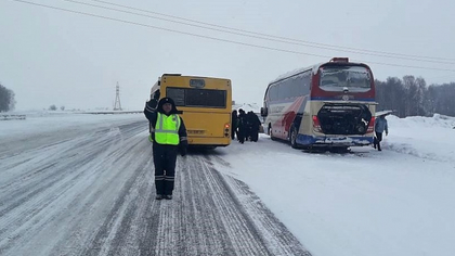 49 пассажиров заглохшего автобуса из Казахстана три часа просидели на морозе под Кемеровом