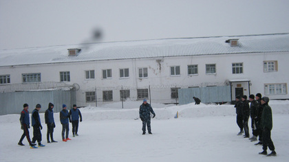 Кузбасские зеки из туберкулезной колонии сыграли в футбол на снегу в честь ЧМ