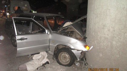 ВАЗ-2115 врезался в опору моста в Кузбассе: травмирован водитель