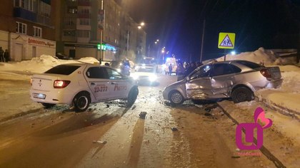 Подросток и двое взрослых пострадали в ДТП с автомобилями такси в Междуреченске