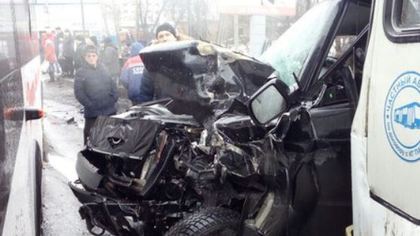 Серьезное ДТП произошло в Прокопьевске: машину смяло между двумя автобусами