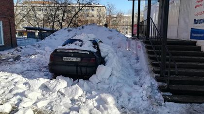 Рухнувшая с крыши снежная масса погребла иномарку в Междуреченске