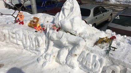 Житель Белгородской области вылепил из снега мемориал 