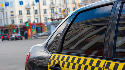 Водителя такси ограбили в Кировском районе Кемерова