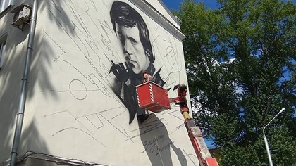 Многометровый портрет Высоцкого появился на фасаде дома в Новокузнецке
