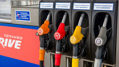 Впервые цена литра бензина в России перешла за психологическую отметку