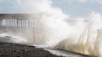Жителям Анапы запретили купаться из-за сильного шторма