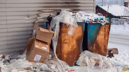 Жители Волгограда принесли мусор к офису оператора по вывозу отходов
