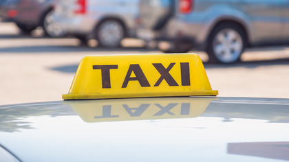Украшенное стразами такси-караоке появилось на улицах Биробиджана