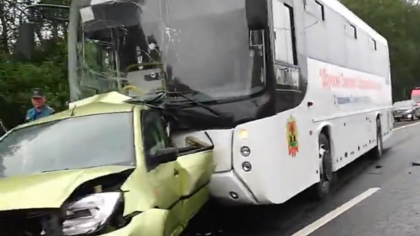 Автобус врезался в иномарку на въезде в Кемерово