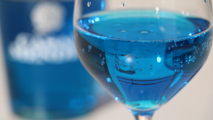 Голубое вино покорило курорты Франции