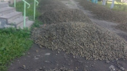 Кузбассовцы пожаловались на груды камней на тротуаре