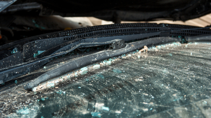 Хулиганы разбили окно автомобиля кузбассовца