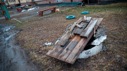 Киселевчанин предупредил об опасном колодце возле детской площадки
