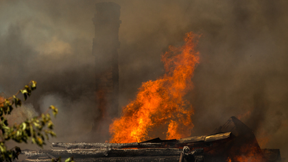 Бесхозный дом горел ночью в Кузбассе