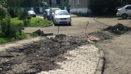 Кузбассовцы возмутились порчей нового тротуара рабочими 
