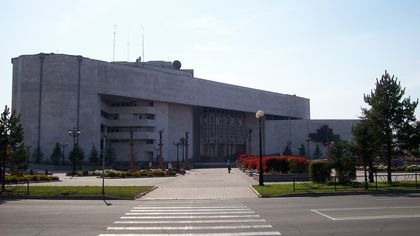 Биробиджанские вандалы облюбовали здание областной филармонии